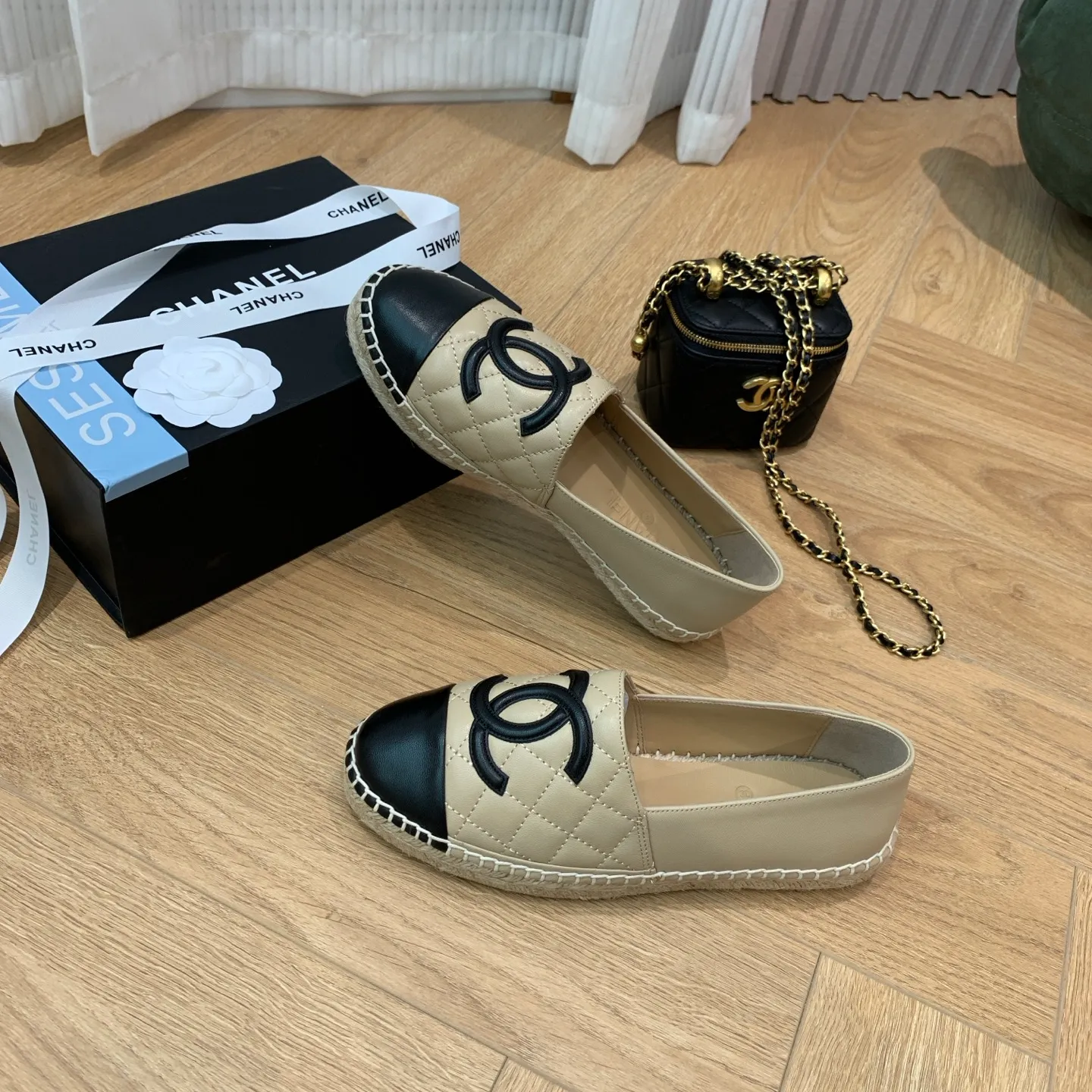 👟👟Ex-factory price 480👟👟 👑New colors are coming ✌️The new version of Chanel fisherman shoes is coming❗️Delivered in a complete set of top-notch packaging. The quality of my fisherman shoes has not been introduced much, everyone who has tried it knows it! The original customized upper, and my outsole is the original translucent outsole, the opaque outsole is the wrong version, full set of authentic packaging ❗️ size: 35-40, running price